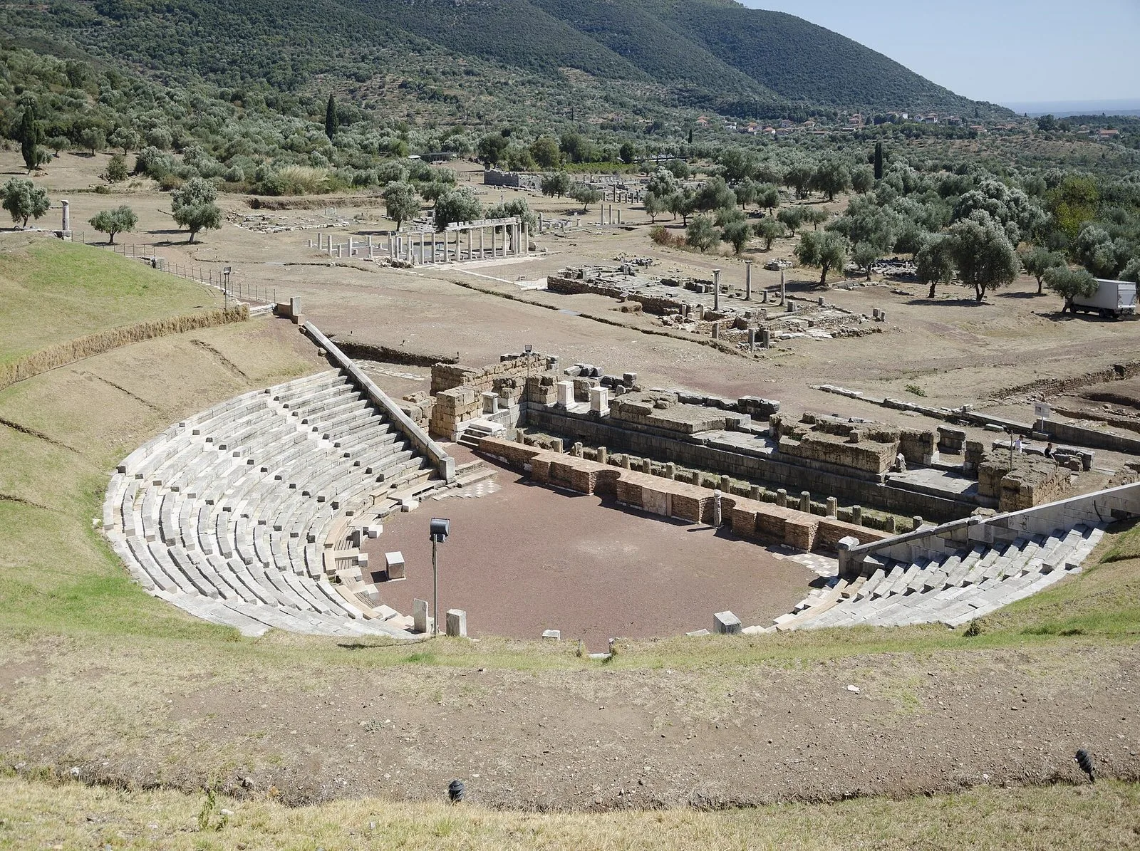 Il teatro dell'Antica Messene con le gradinate in pietra e la vallata sullo sfondo