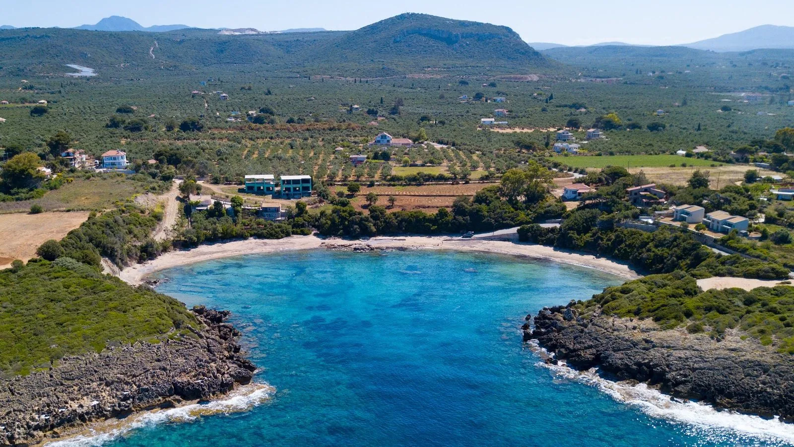 Veduta aerea della costa della Messenia con una baia e la campagna alle spalle