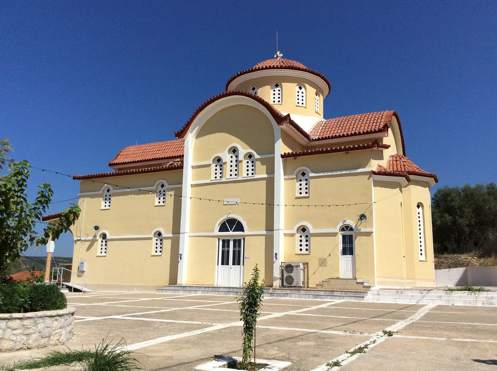 La chiesa ortodossa di Koryfasio, con la cupola e il tetto in coppi rossi