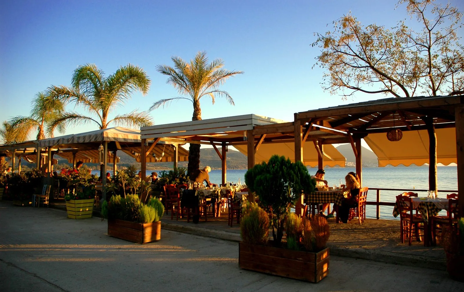 Le taverne sul mare del paese di Gialova
