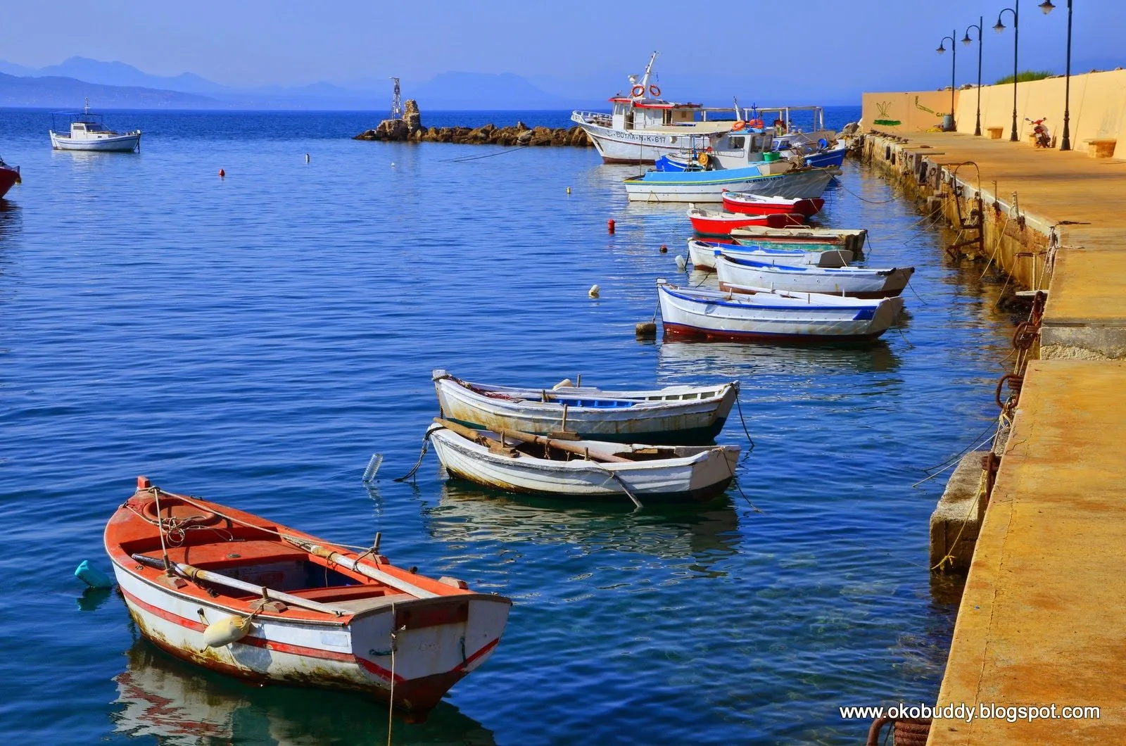 Le barche da pesca ormeggiate nel porto di Koroni