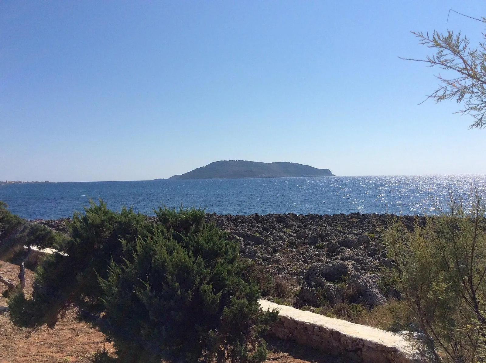 L'isola di Proti vista dalla costa della Messenia