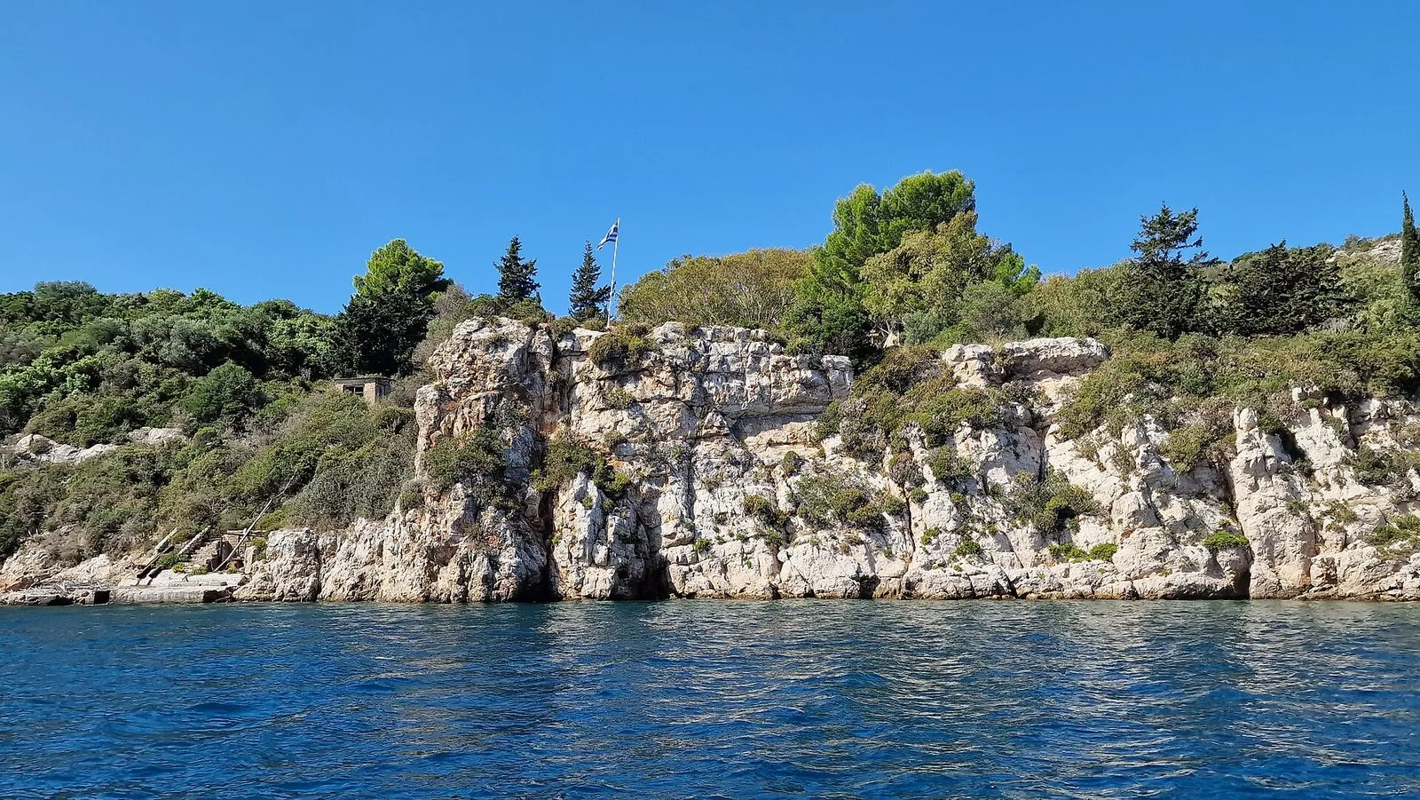 L'isola di Sfacteria che chiude la baia di Navarino, vista dal mare