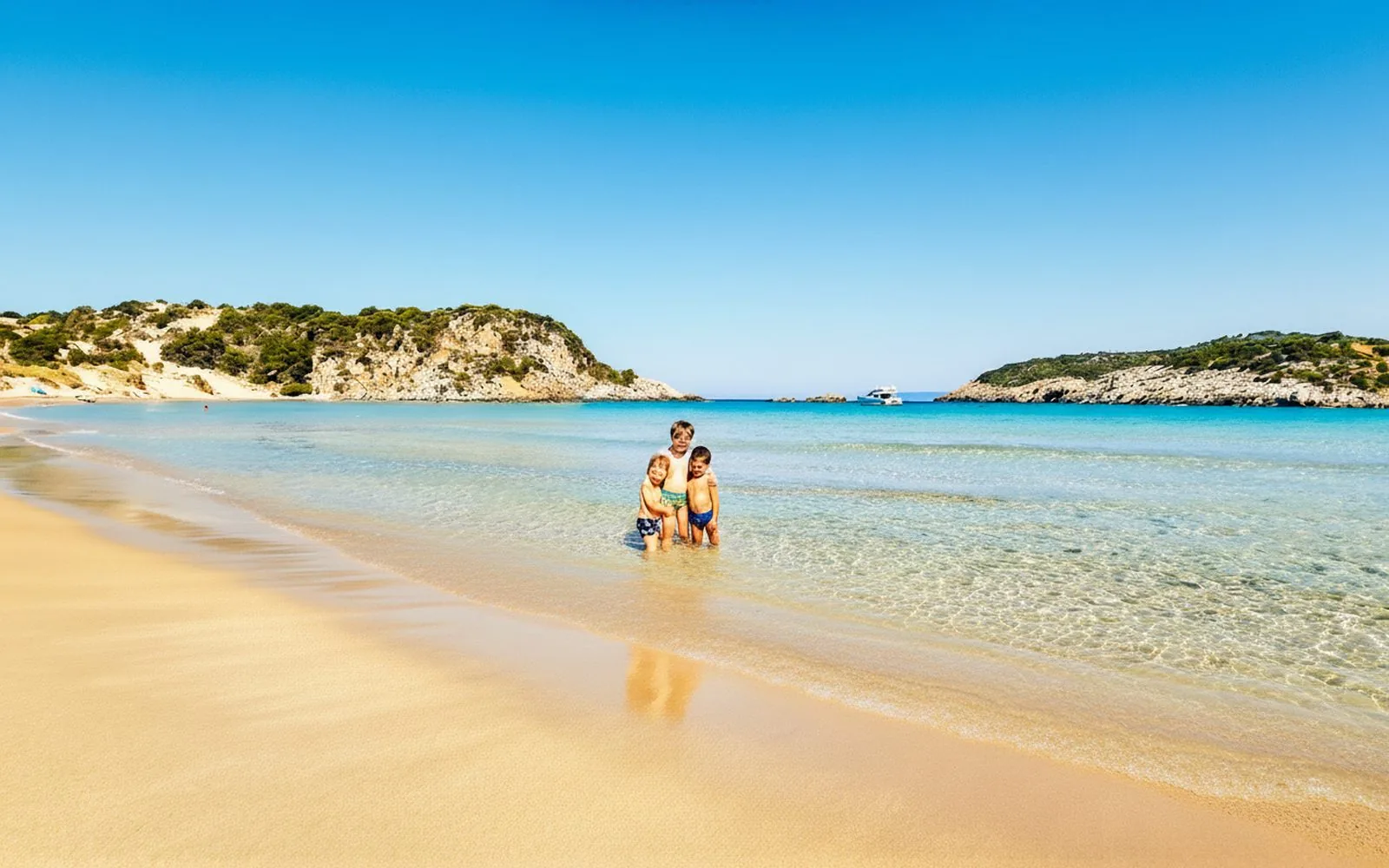 Una spiaggia della costa ionica con l'acqua bassa e trasparente