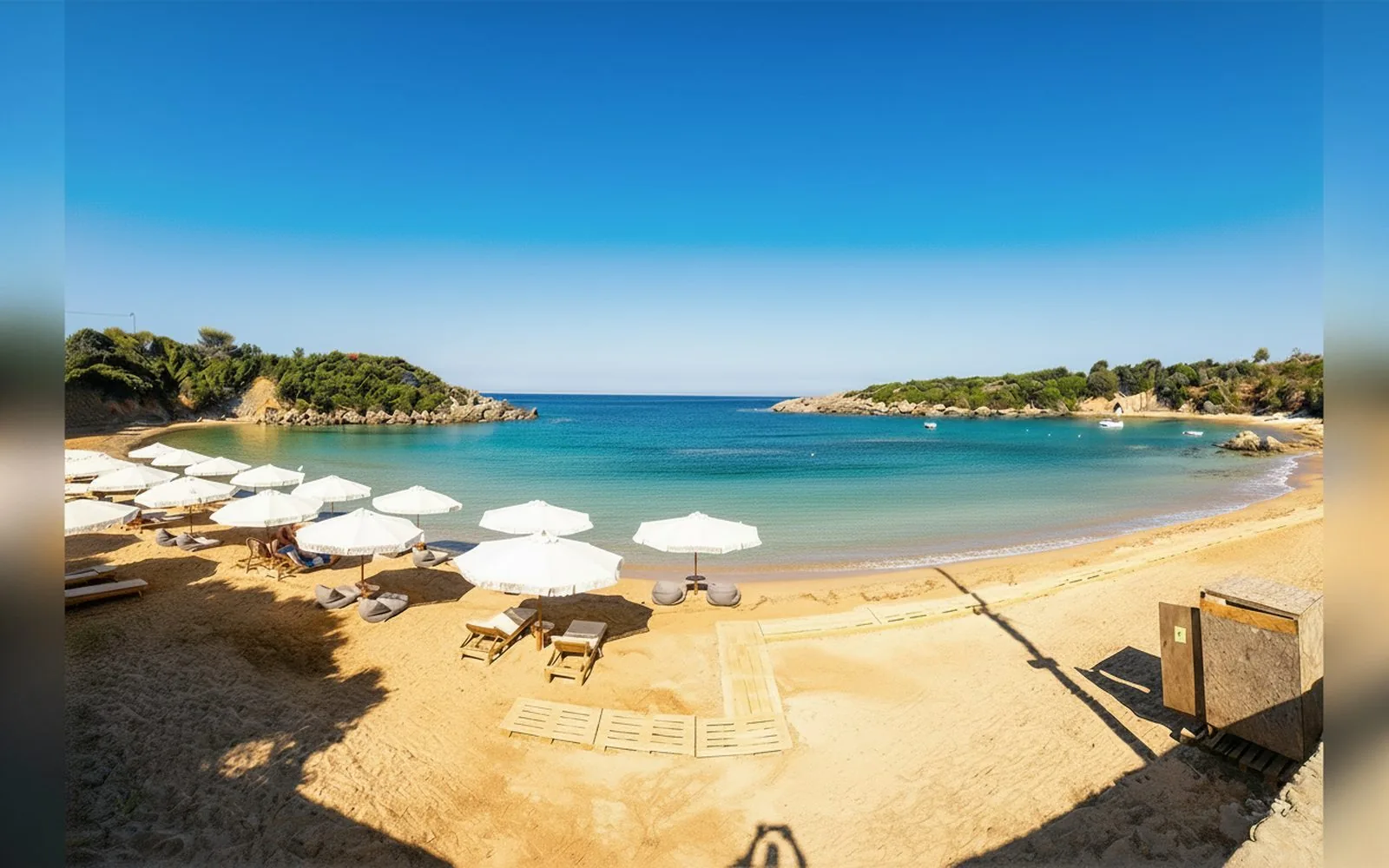 Ombrelloni sulla spiaggia della costa ionica
