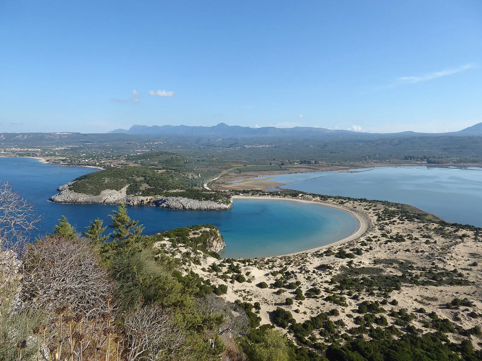 La baia di Voidokilia vista dall'alto, con la sabbia che disegna un arco quasi chiuso